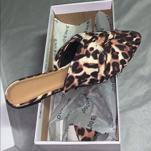 Flat leopard print shoes